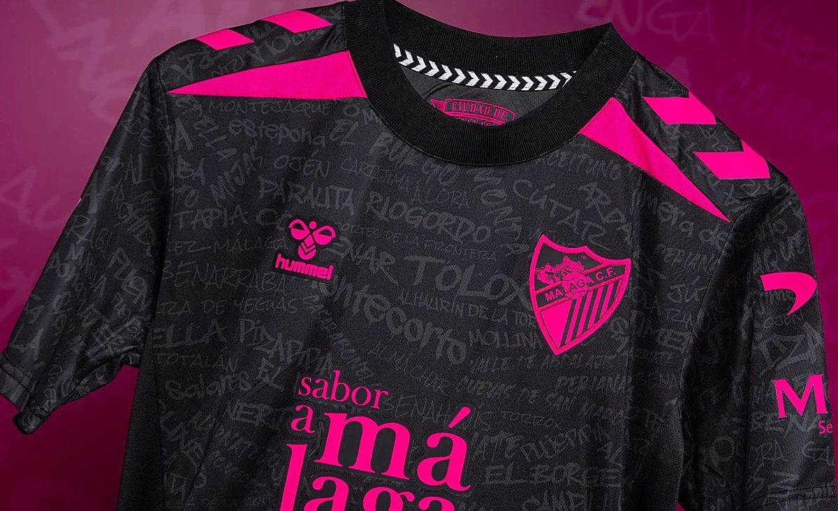 La tercera equipación del Málaga, de color negro y con los nombres de los 103 municipios – Diario Sur