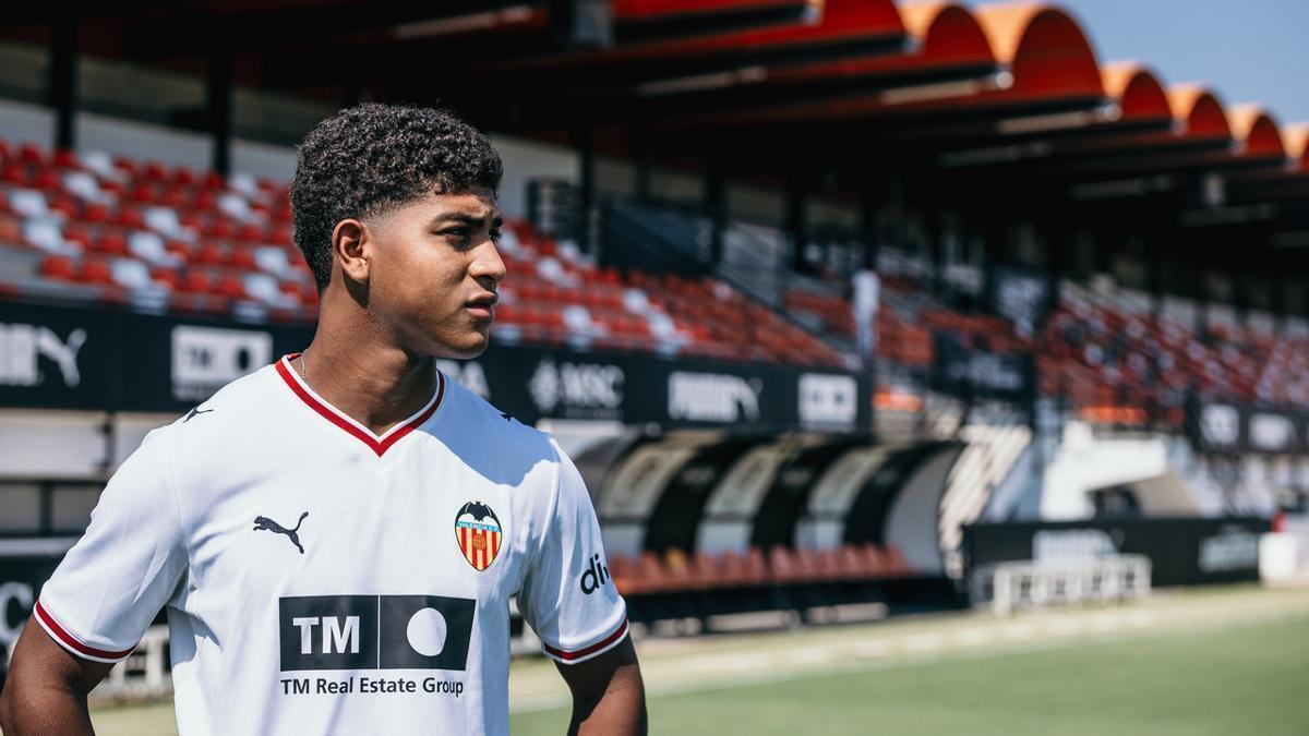 Oficial: El Valencia CF ficha al lateral derecho Román Davis – Superdeporte