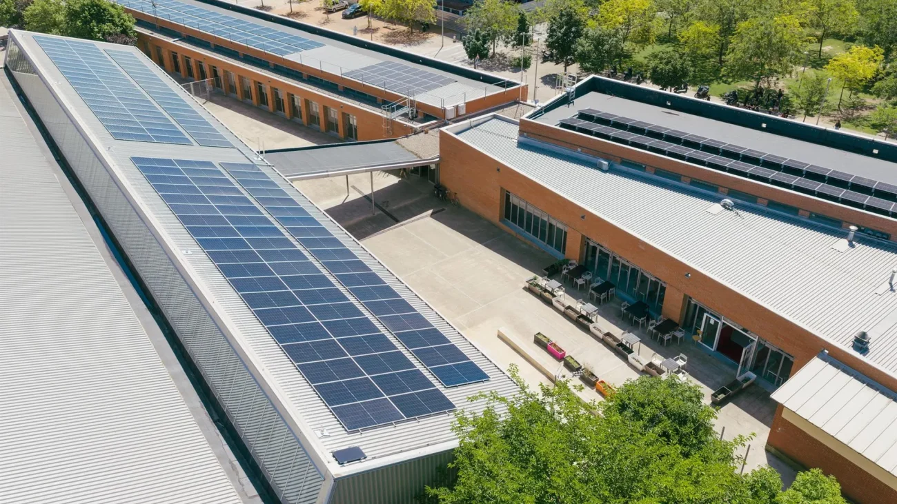 La empresa pública energética de Cataluña empieza una campaña de «instalación masiva» de placas solares en institutos catalanes – La Razón