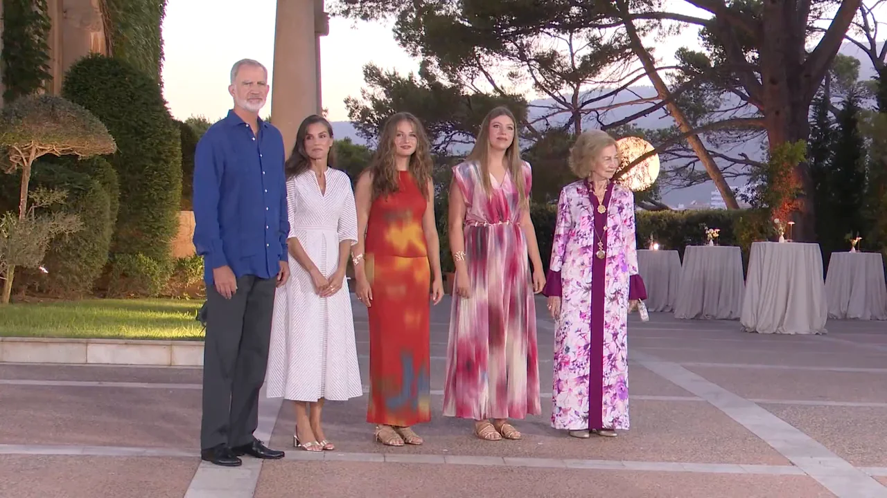 Los Reyes reciben a las autoridades y a la sociedad civil de Baleares en el Palacio de Marivent – antena3.com