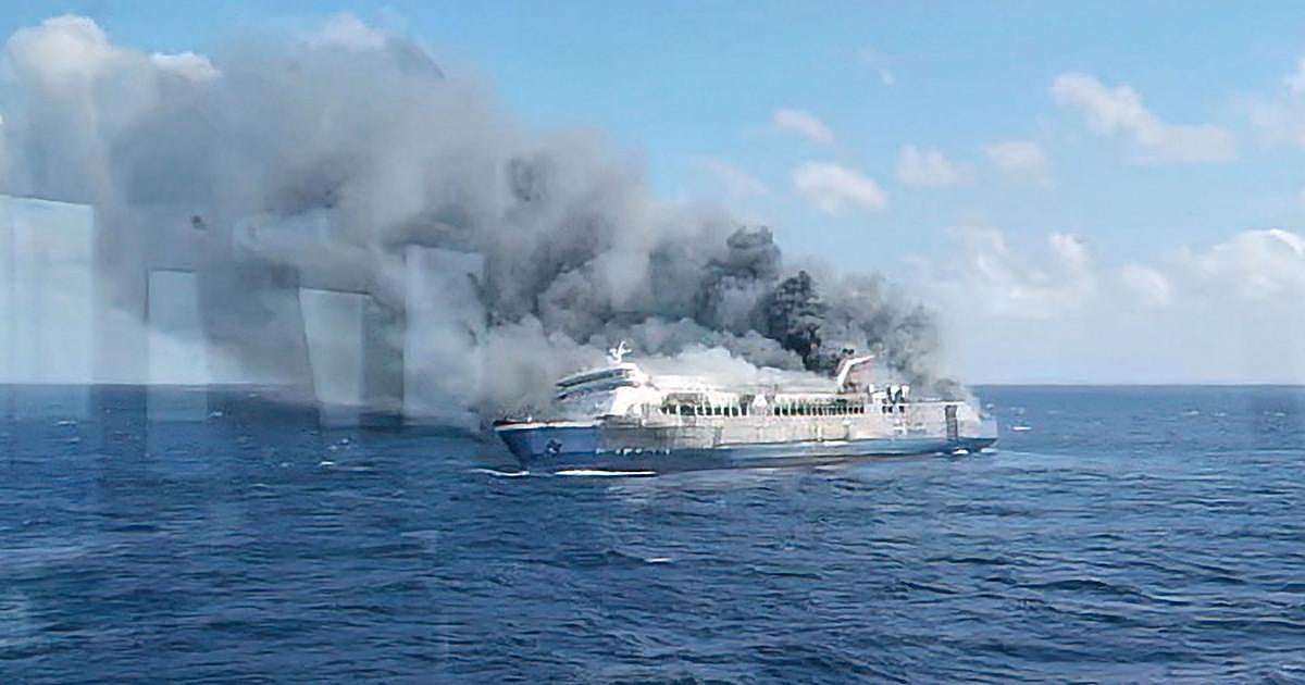 Al menos cinco muertos y 28 desaparecidos tras el incendio de un ferry en Indonesia