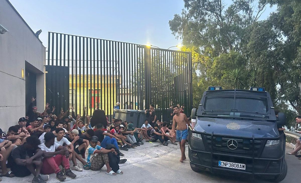 La Policía interviene en el CETI de Ceuta tras intentar cientos de personas acceder forzosamente al interior