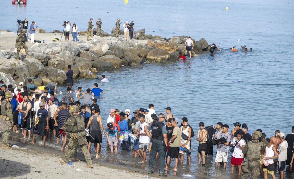 El Gobierno comienza la instalación de una barrera de contención en el espigón de Ceuta de 500 metros en el mar