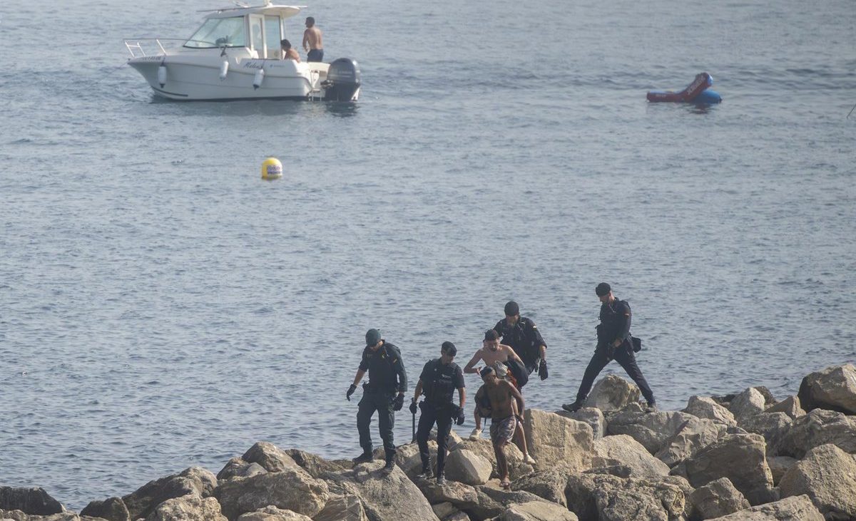 Las barreras de contención instaladas por el Gobierno en Ceuta ya están «plenamente» operativas