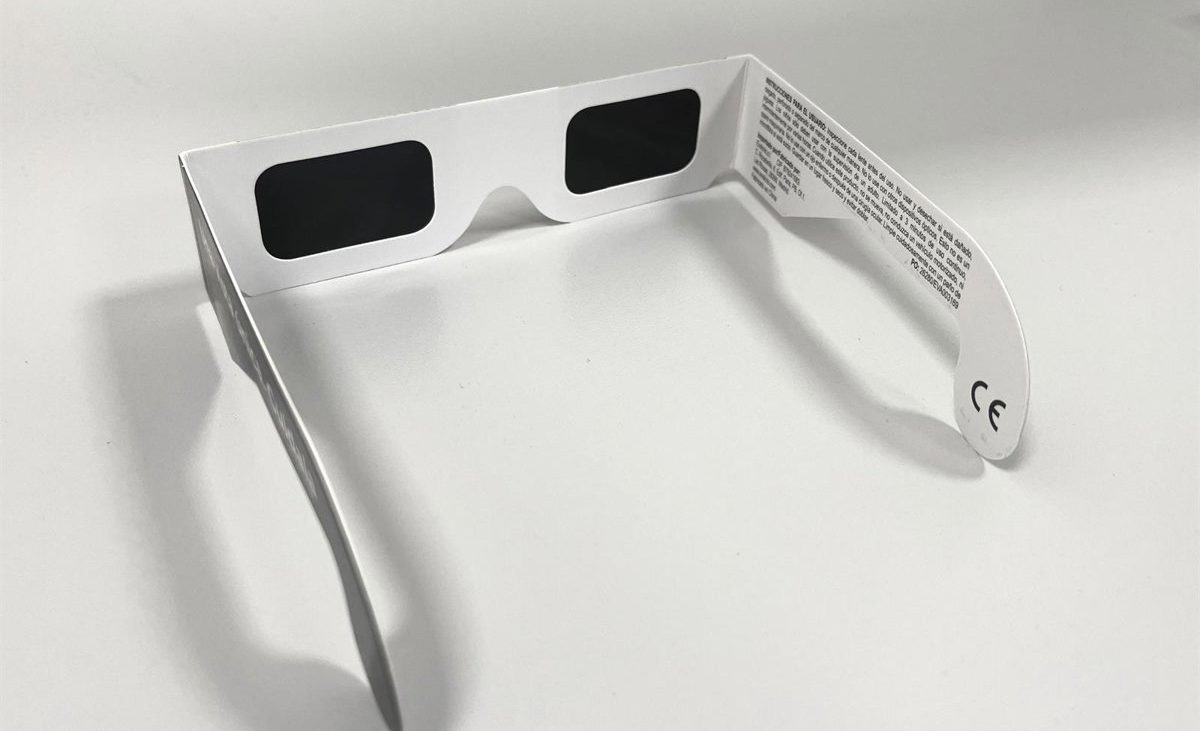 FACUA alerta de la retirada de unas gafas para eclipse de Multiópticas por riesgo de lesiones oculares