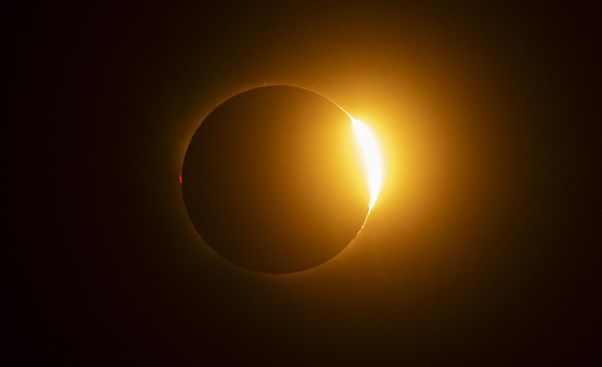 El eclipse total de Sol sume a más de la mitad de España en una profunda e histórica oscuridad