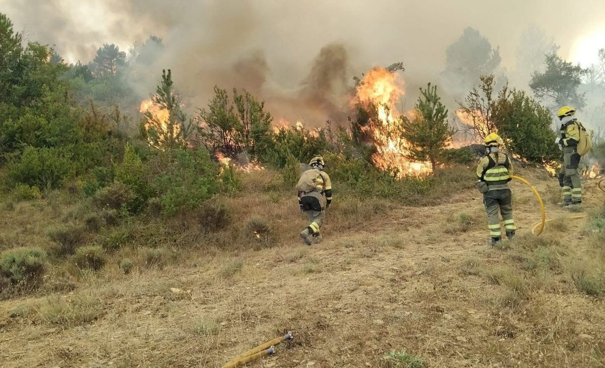El incendio de Riglos (Huesca) sigue «descontrolado», pero mejora su evolución