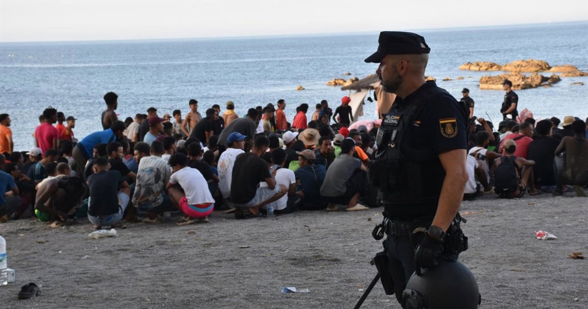 Los migrantes de la playa ceutí de El Trampolín son reubicados en un centro para subsaharianos y otro de magrebíes