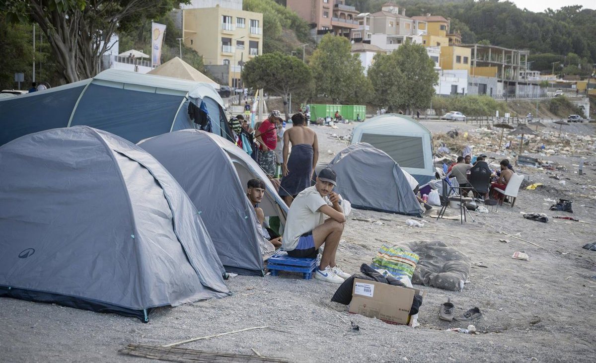 Los inmigrantes vuelven a ocupar la playa de El Trampolín de Ceuta tras ser desalojado para la limpieza