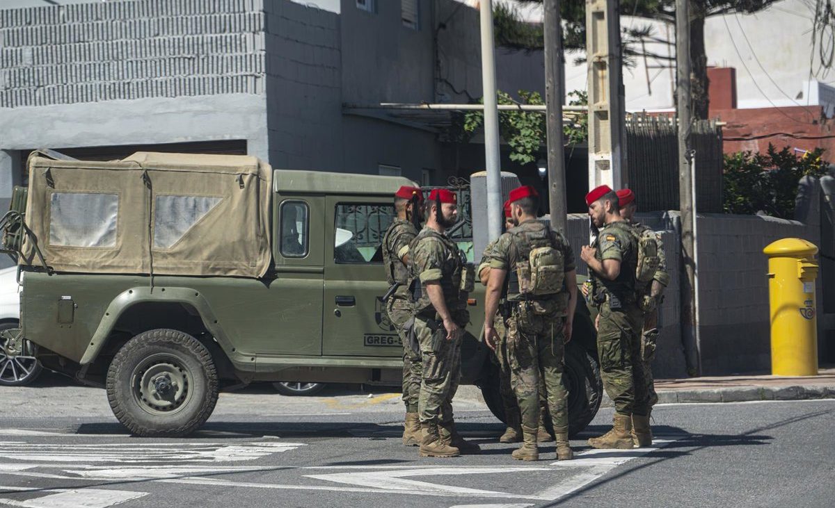 Doce migrantes detenidos tras apedrear y herir a cuatro militares en el barrio ceutí de Benzú