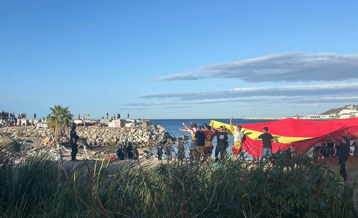 La Policía carga contra manifestantes en Ceuta tras quemar asentamientos de migrantes en la playa