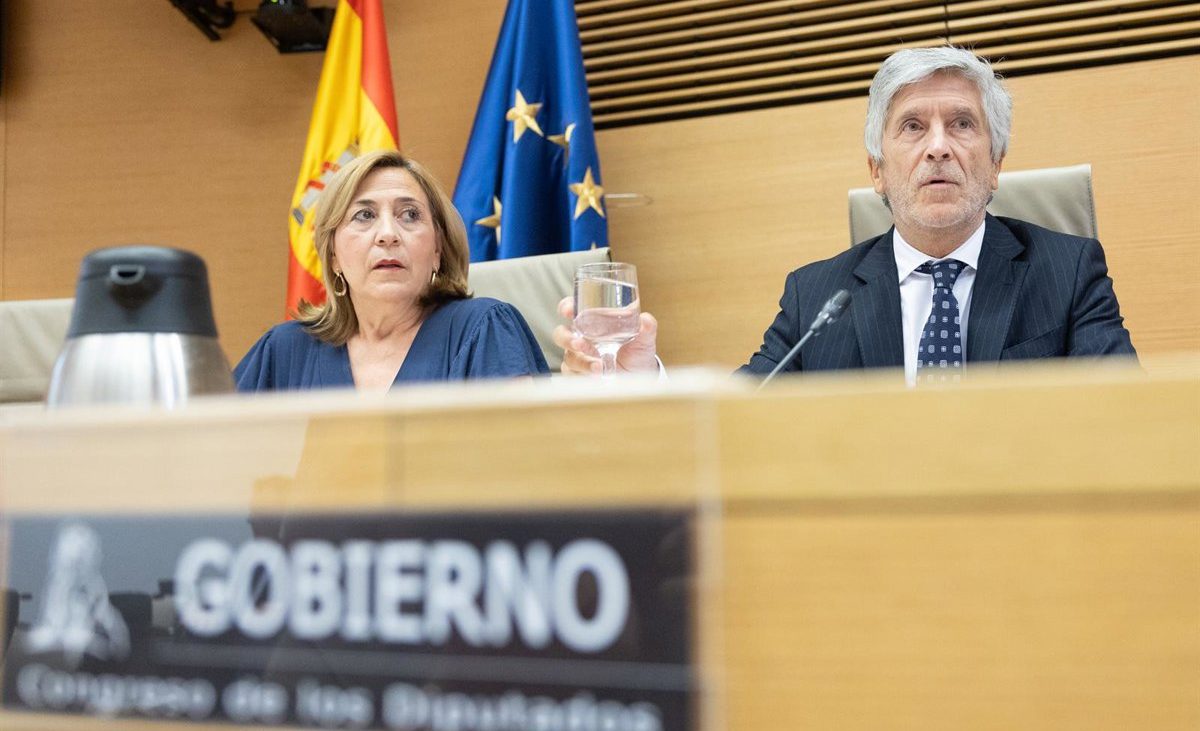 Marlaska llama al cese de la violencia en Ceuta y anuncia 35 millones para alargar espigones fronterizos