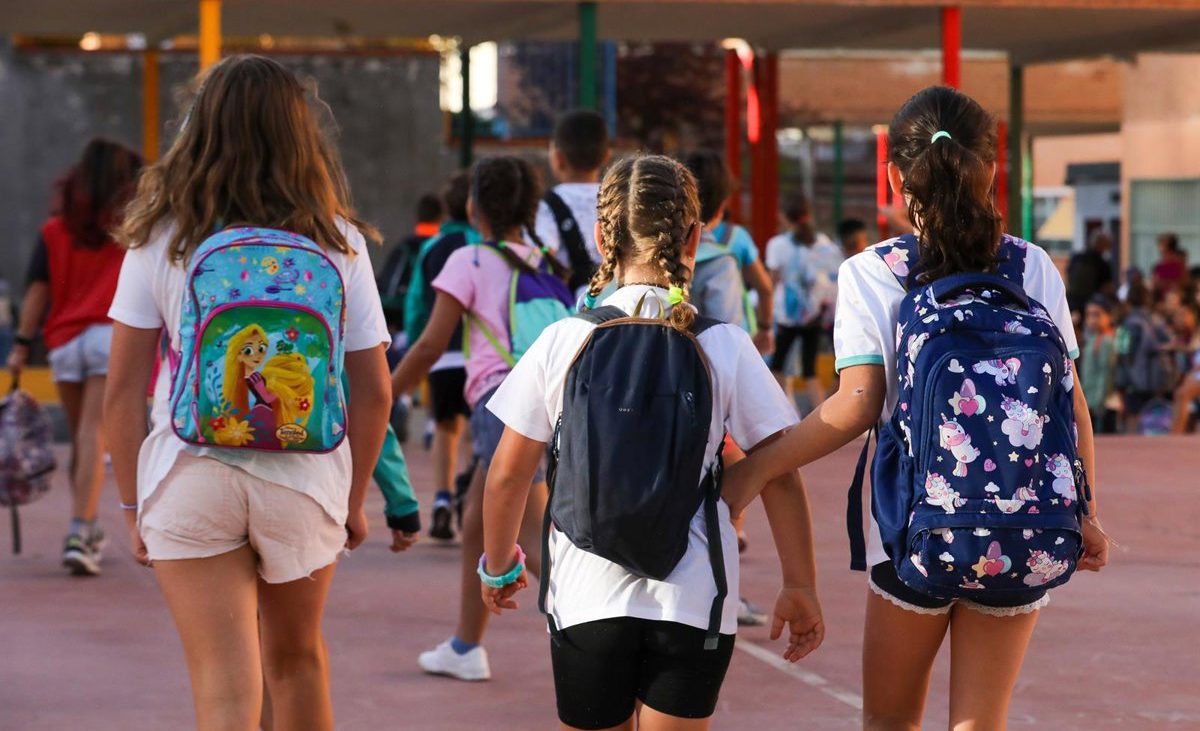 Ahorrar, reutilizar y apoyar al comercio de proximidad, consejos del Gobierno cántabro para la vuelta al cole – Europa Press