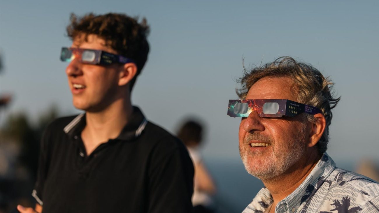 Los hospitales de Baleares atienden a más de 20 personas por lesiones oculares tras el eclipse – okdiario.com