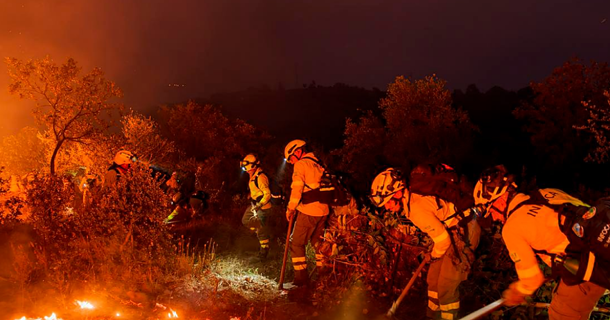 Andalucía dobla sus efectivos ante uno de los incendios más voraces de su historia – abc.es