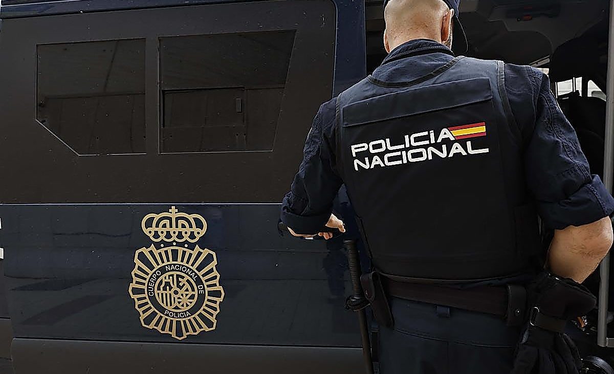 Un padre deja a su hijo de 12 años conducir su coche en Murcia y lo graba mientras le anima a aumentar la velocidad – La Verdad