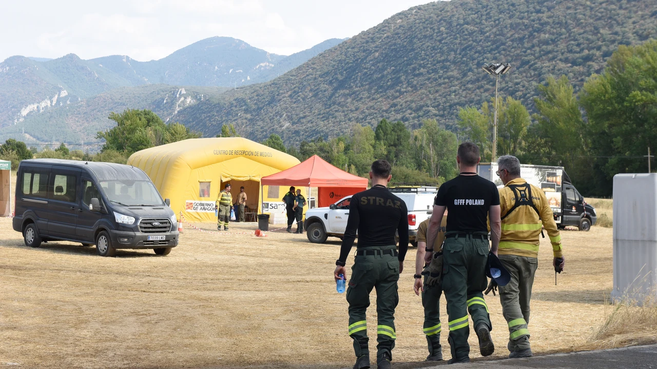 Bomberos forestales de Aragón inician una huelga indefinida cuando Las Peñas de Riglos (Huesca) siguen ardiendo – LaSexta