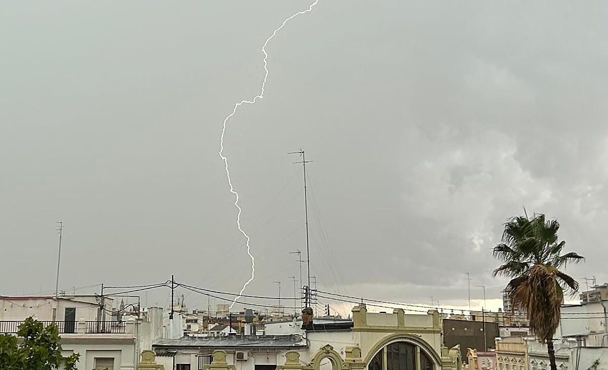 Las tormentas descargan en Valencia y la policía desaloja la playa de la Patacona – Las Provincias