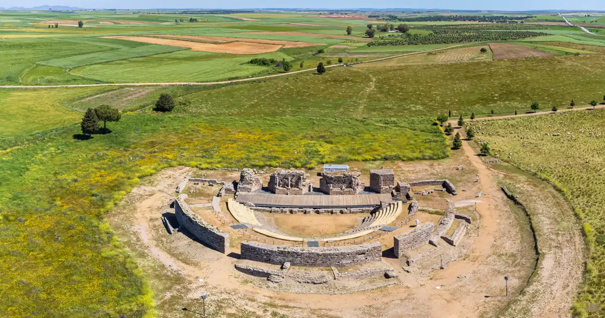 La ciudad romana de Extremadura que pasó siglos sepultada bajo tierras de labranza y hoy llena su teatro cada verano – Viajes National Geographic
