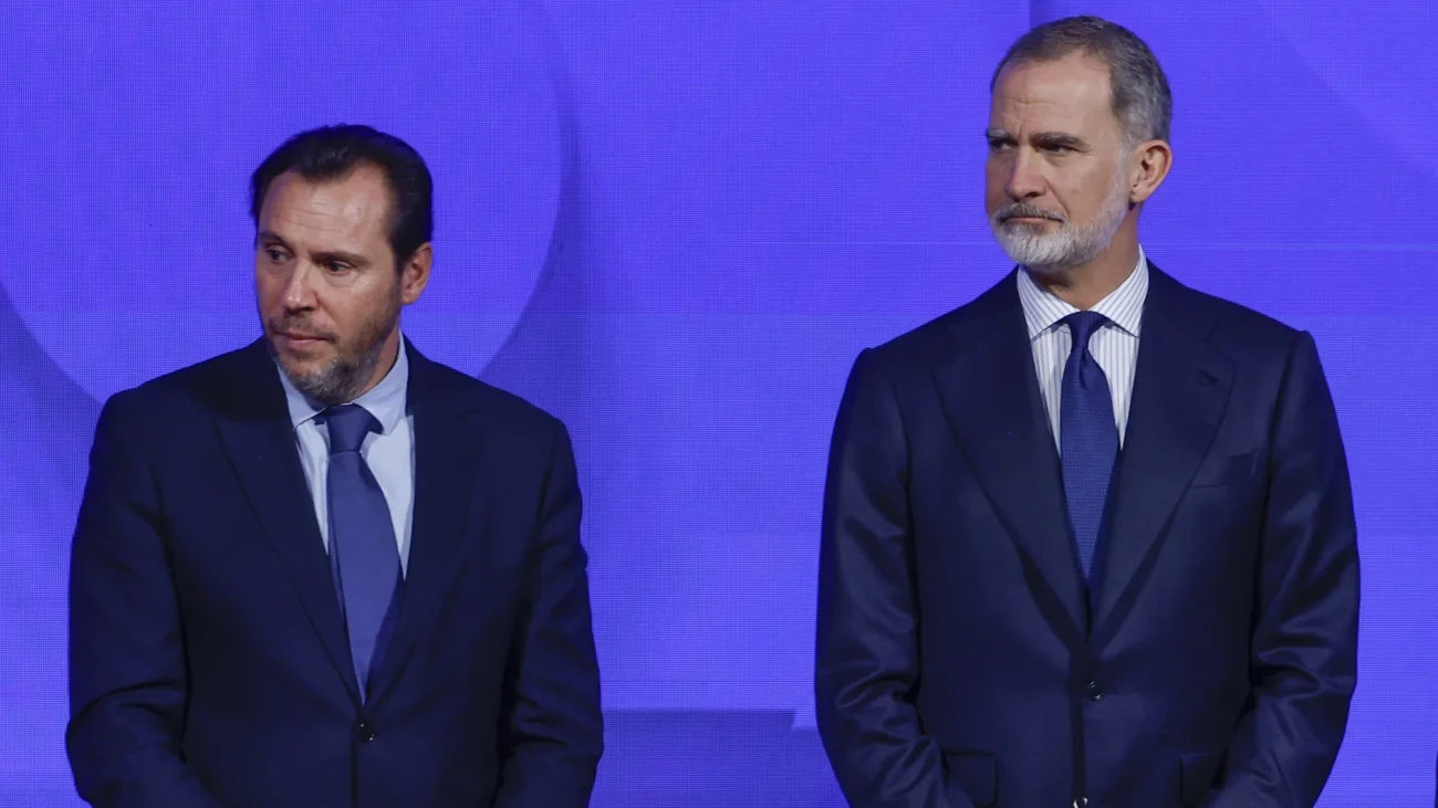 Óscar Puente insiste con una foto informal de Felipe VI para justificar la ‘histórica’ ofensiva contra la Corona