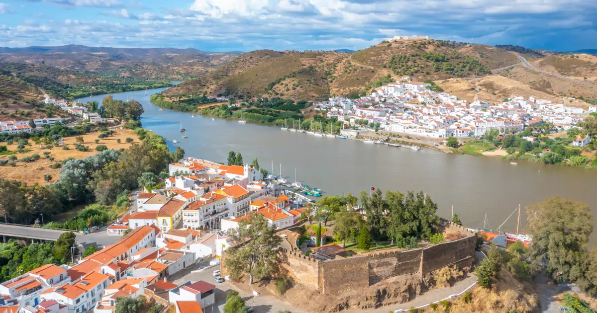 El pueblo blanco de Andalucía desde el que volar a Portugal… sin avión – Viajes National Geographic