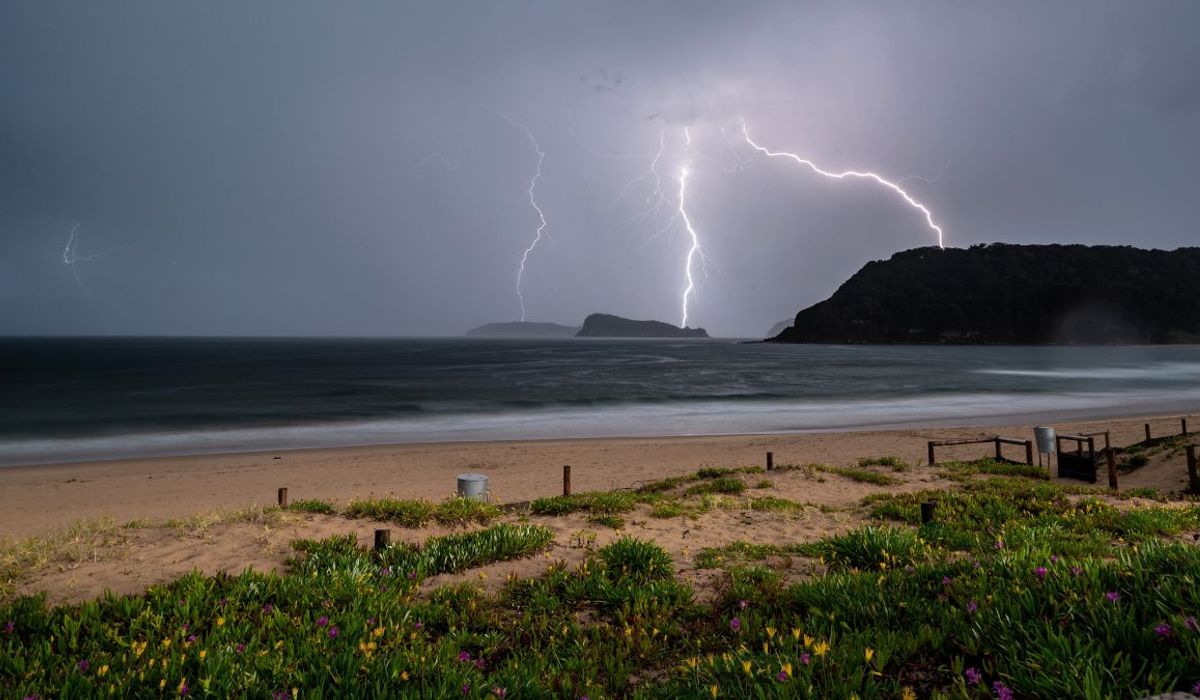 La AEMET alerta y aumenta los avisos: más tormentas y lluvias en Cataluña y Valencia con acumulados de hasta 40 mm – Vozpopuli