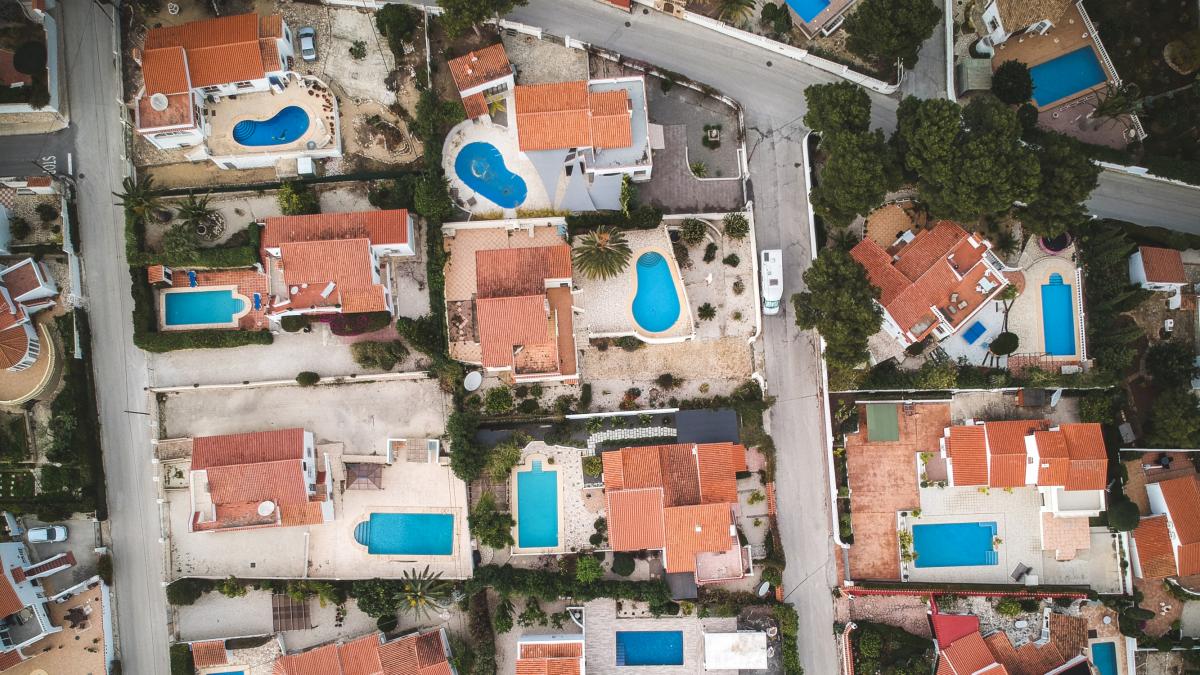 Un pueblo de Cantabria vigila con drones el agua de las piscinas y ya ha abierto expedientes que llegan a 3.000 euros – El HuffPost