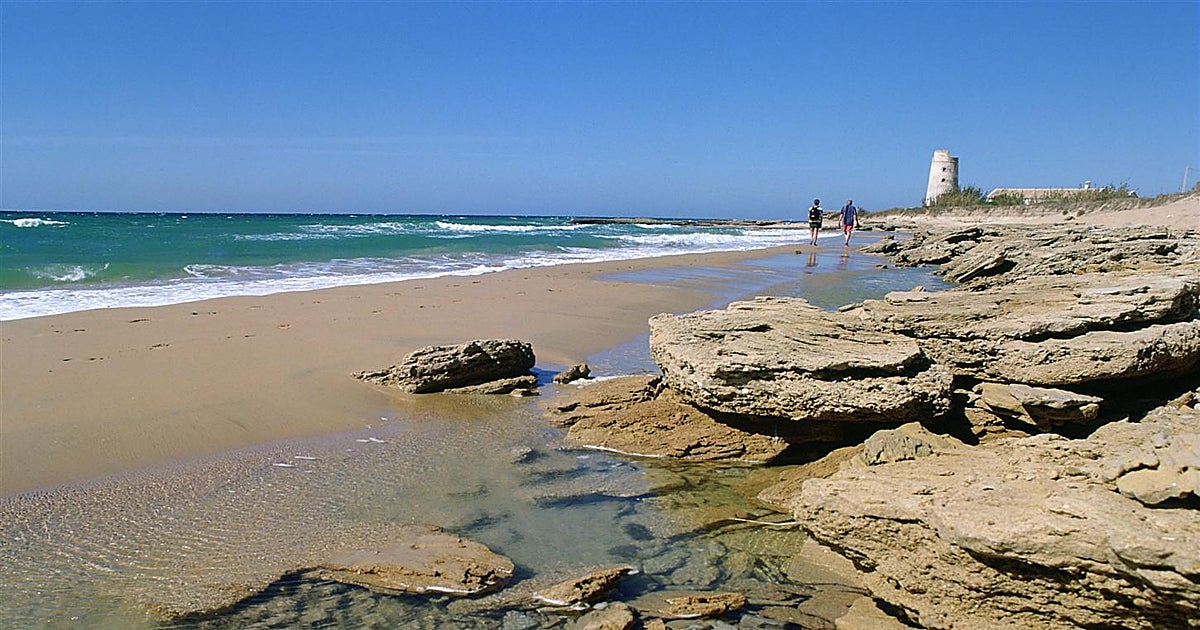 La playa andaluza perfecta para despedir agosto: poca masificación, chiringuitos cercanos y agua clara – ABC