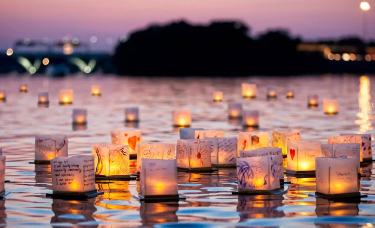 Parece Tailandia, pero en realidad es Madrid: solo durante dos noches, un festival con más de mil farolillos flotantes iluminará uno de los lagos del Parque Juan Carlos I – Madrid Secreto